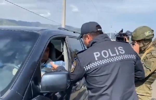 Azerbaycan polisi, Karabağ’daki Ermeni sivillerin ihtiyaçlarını karşılıyor