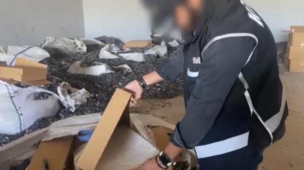 İzmir'de 2 milyon 345 bin adet içi doldurulmuş makaron ele geçirildi