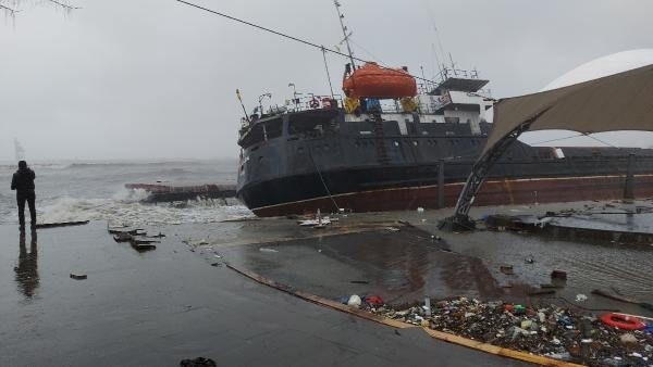 Zonguldak'ta sağanak ve fırtına; gemi karaya oturdu, cezaevi boşaltılıyor (7)