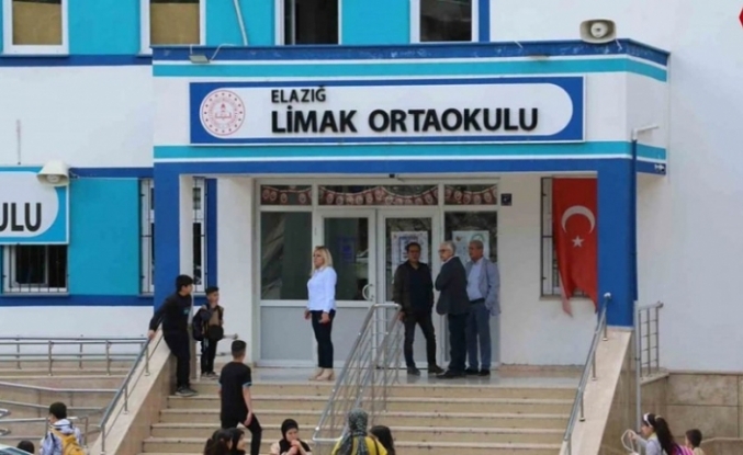 Kopya çekerken yakalanan öğrenci öğretmenini bıçakladı