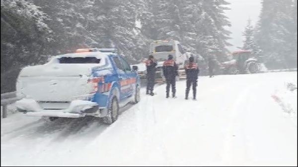 Yedigöller yolunda karda mahsur kalan 4 kişi kurtarıldı
