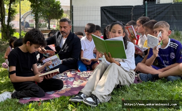 Muhtarlık kütüphanesinde kitap okuyan çocuğa hediye kampanyası
