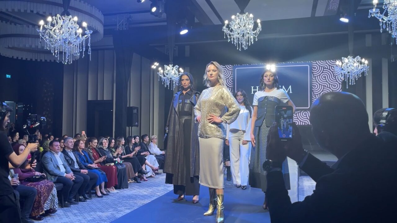 Ali LEYLAK/ŞANLIURFA, – ŞANLIURFA’da düzenlenen bir defilede model Şebnem Schaefer,