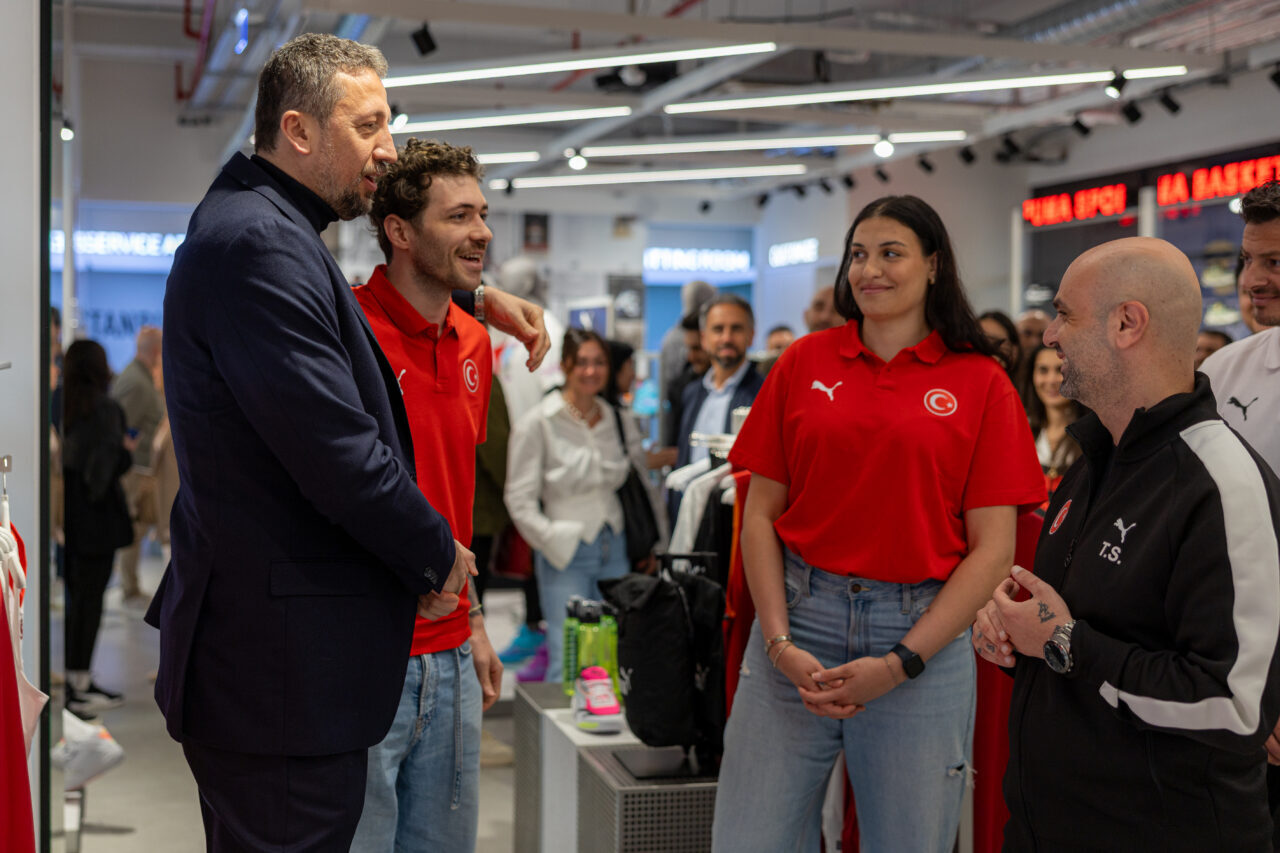 Hidayet Türkoğlu: Basketbol Gelişim Merkezi’ni basketbol kültürünün yaşayan merkezi olarak konumlandırıyoruz Türkiye Basketbol Federasyonu iş birliğiyle konsept mağaza açıldı Gürsoy OLCA-