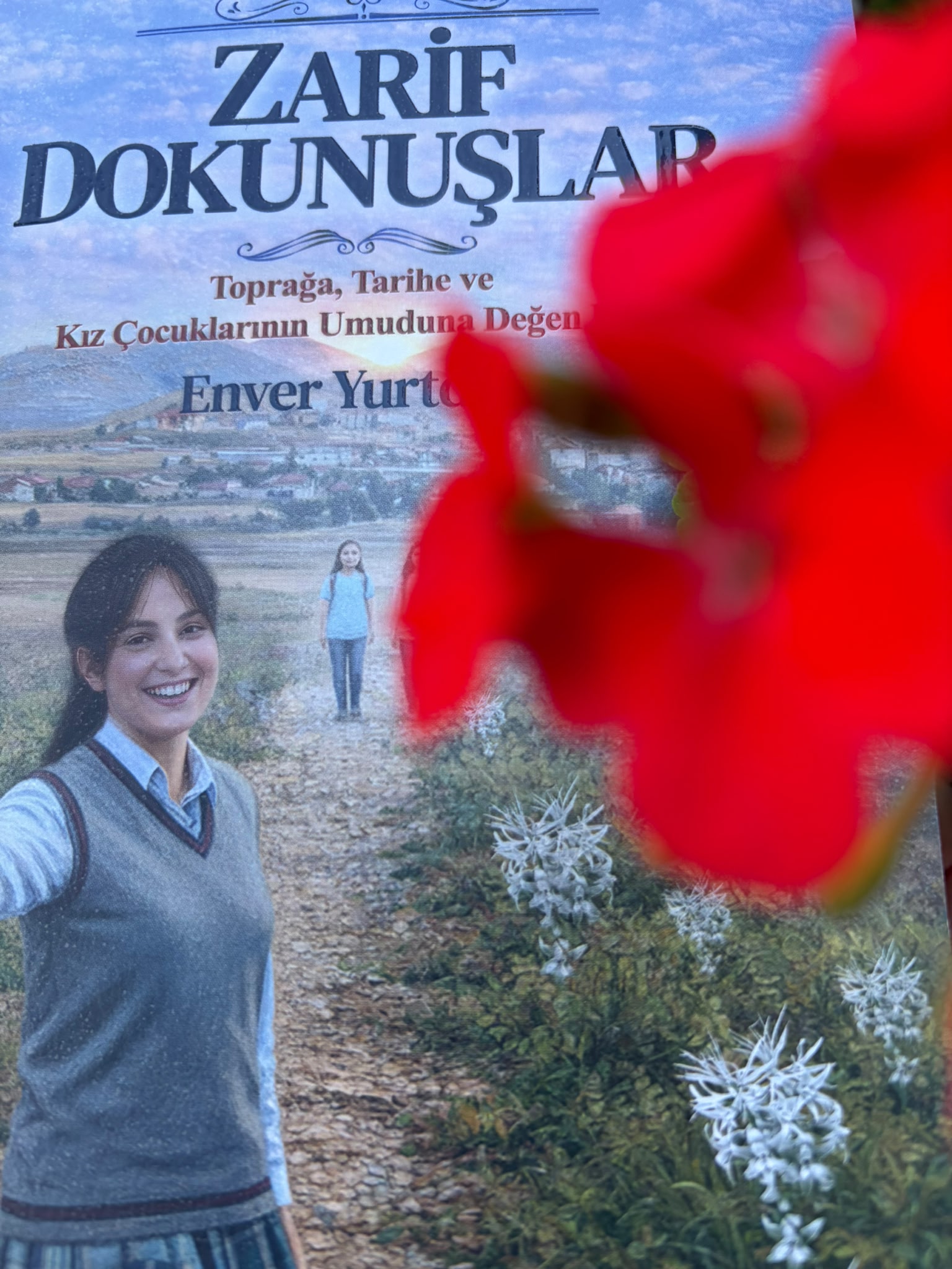 Zarif Dokunuşlar kitabının kapağına baktığımızda; sade, doğanın içinde, “Orada bir