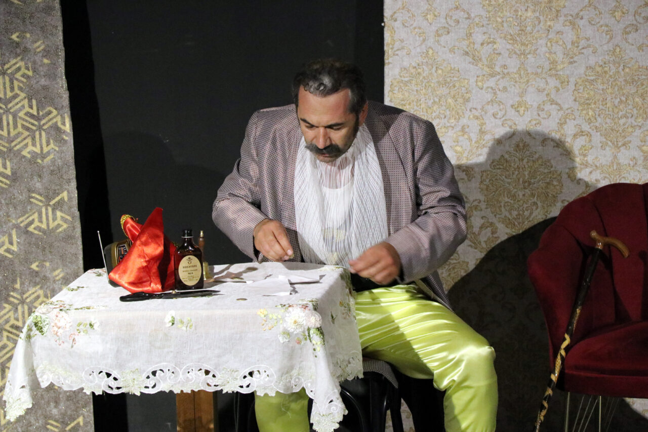 Behçet DALMAZ/VAN, -VANLI tiyatro sanatçısı Aziz Saydut (49), hazırladığı ’30
