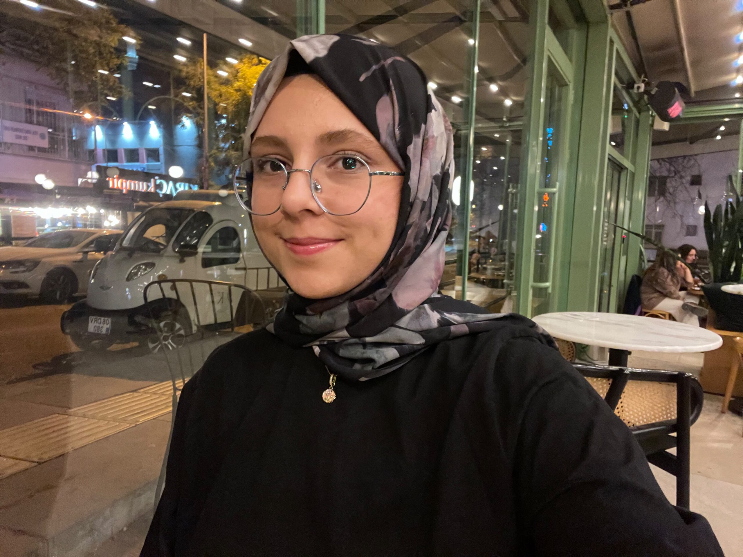 Hilal Cebeci yazar fotoğrafı