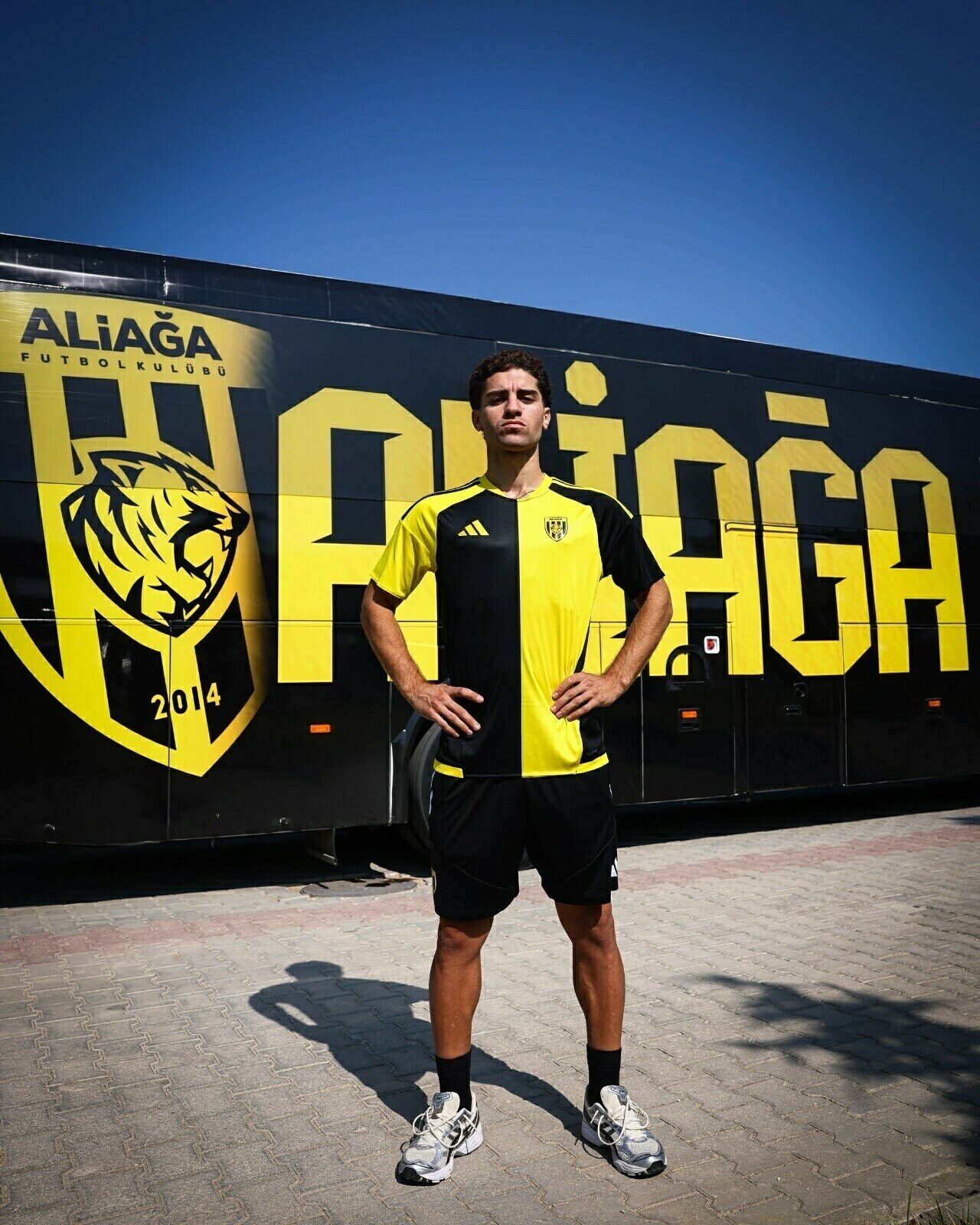 İZMİR, – 2’nci Lig Beyaz Grup temsilcilerinden Aliağa Futbol, Karşıyaka’dan