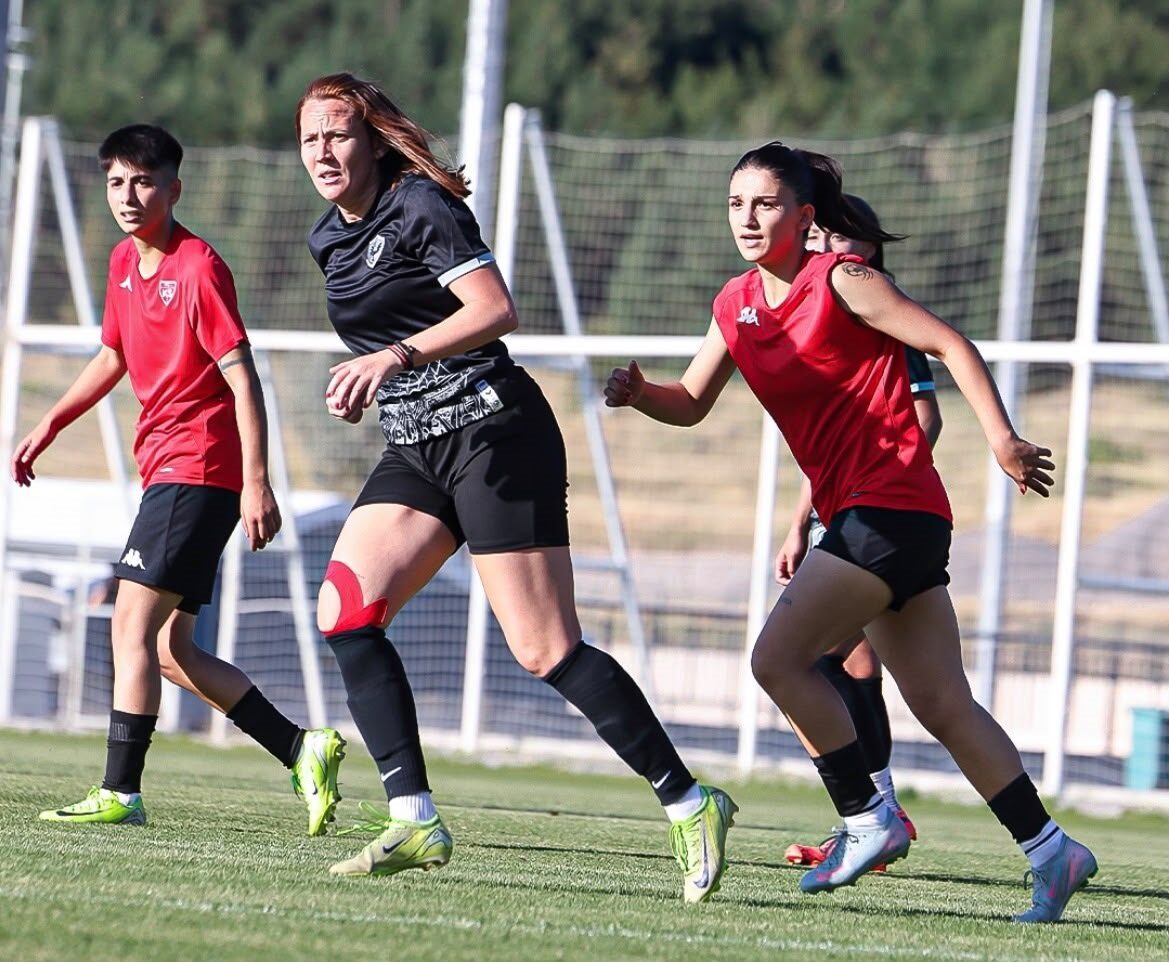 İlyas KAPLAN/KAYSERİ, – KADINLAR Süper Ligi takımlarından Amedspor Kadın Futbol