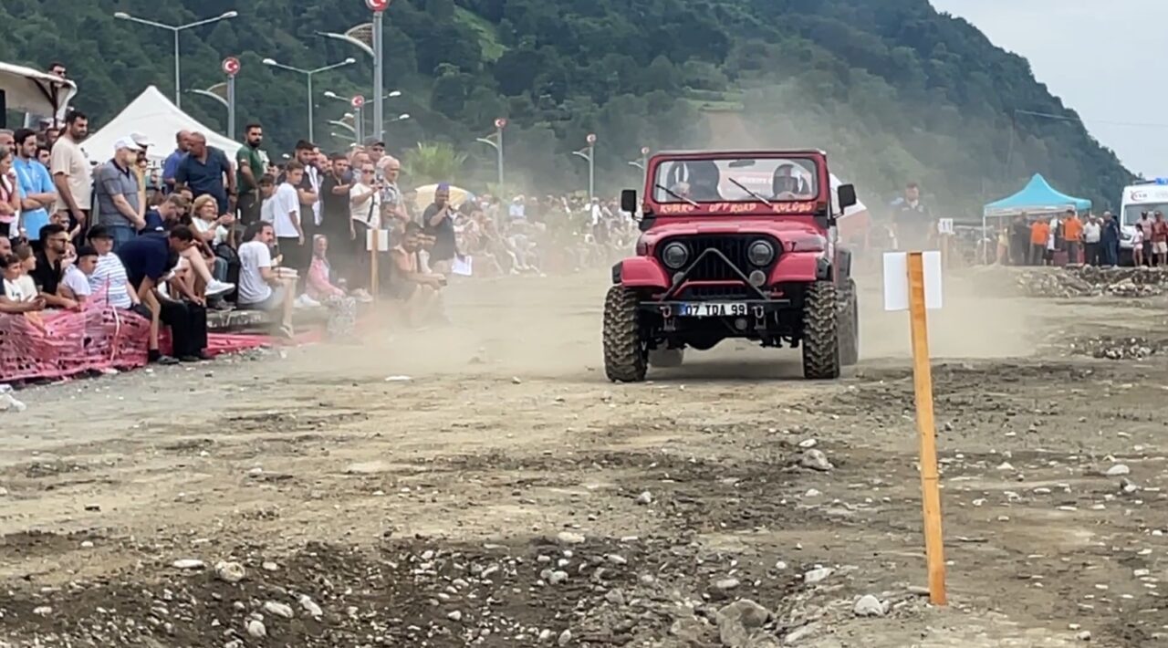 Nusret DURUR/ARHAVİ(Artvin), – ARTVİN’in Arhavi ilçesi sahilinde 17’ncisi düzenlenen off-road