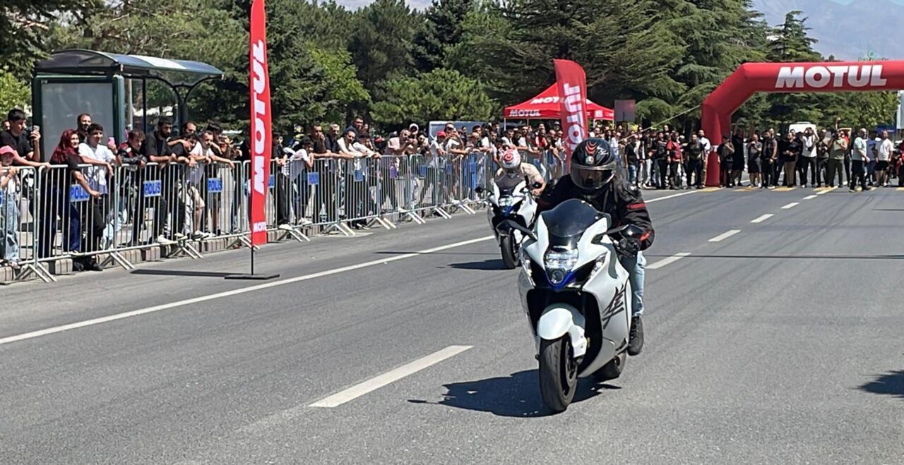 Barış YALÇINKAYA/ERZİNCAN, – ERZİNCAN Ergan Motofest’in ikinci günü, kent merkezinde