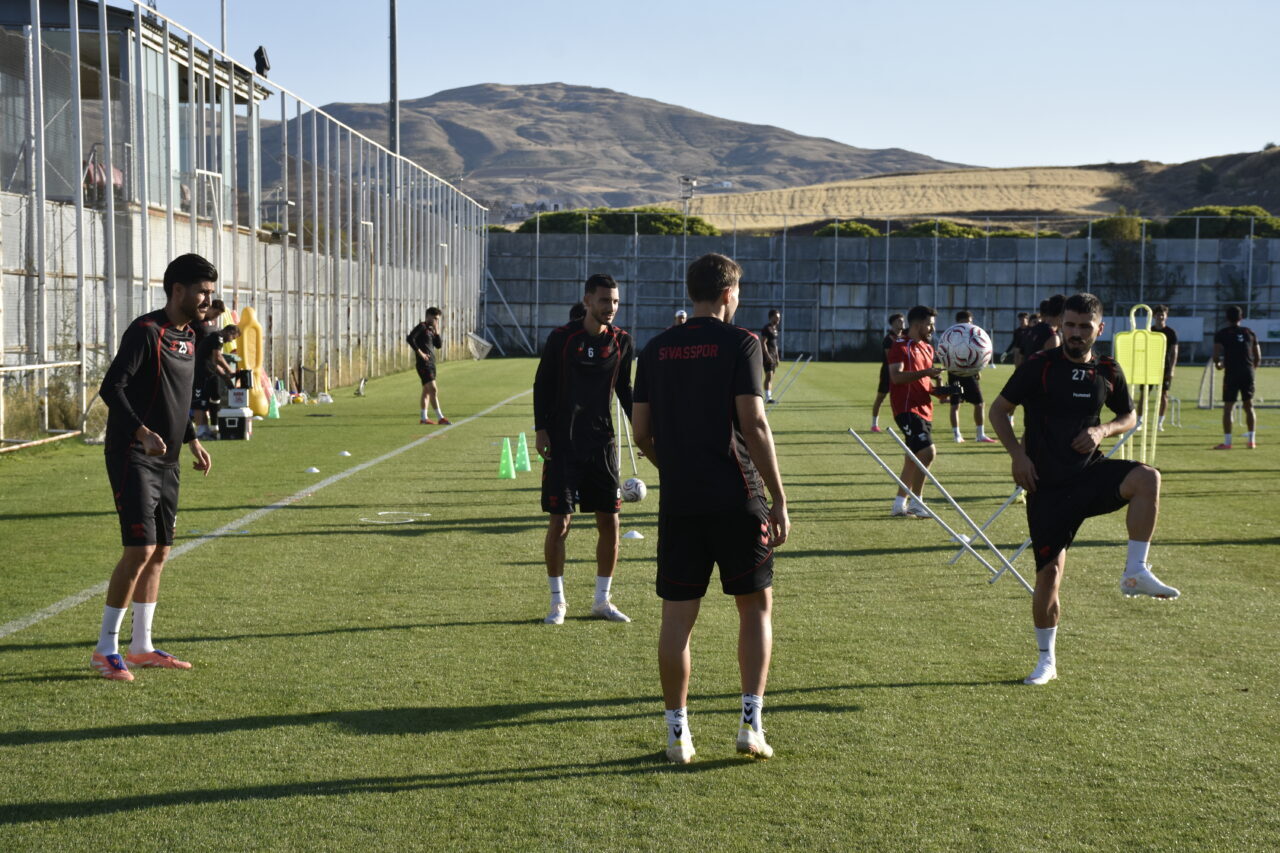 Eraydın AYTEKİN-Hüsnü Ümit AVCI/SİVAS, – SİVASSPOR Teknik Direktörü İsmet Taşdemir,