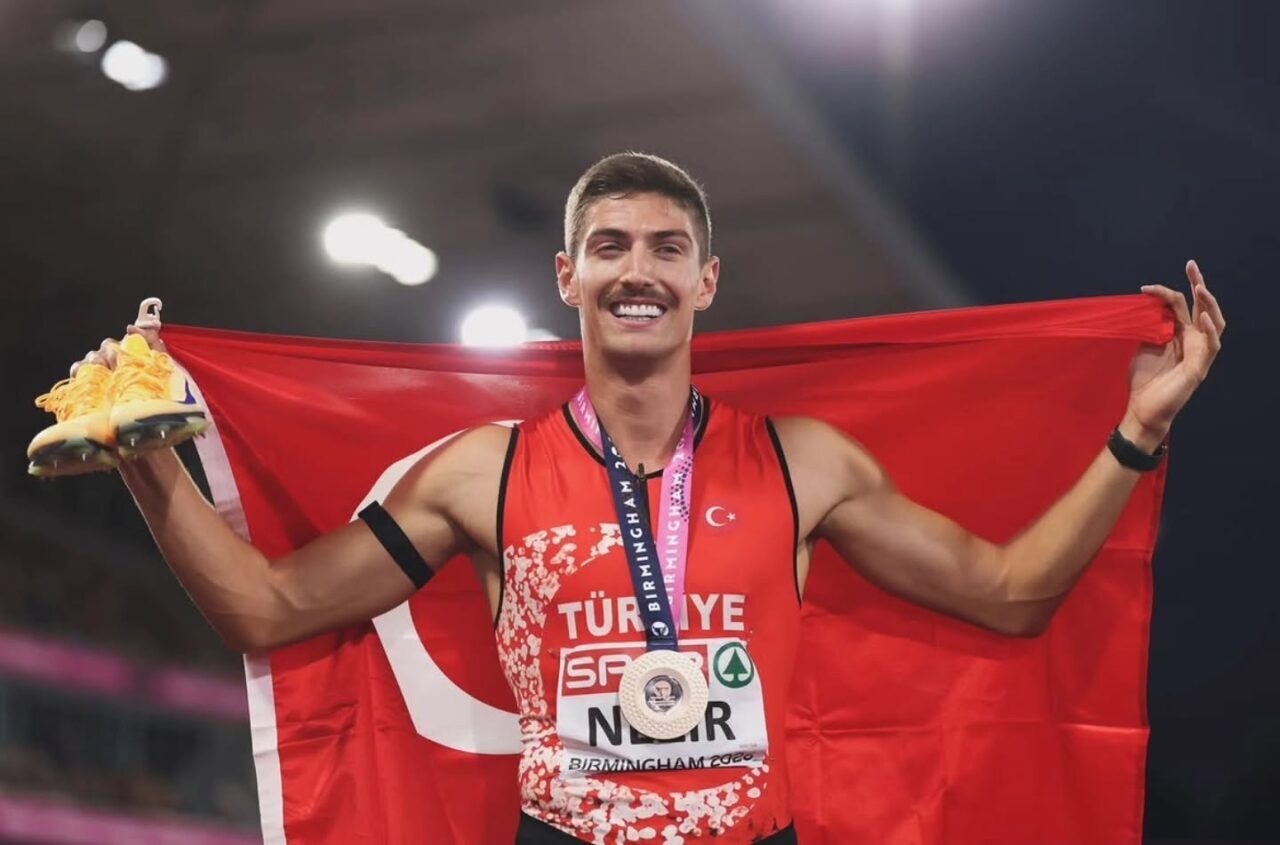 İZMİR, – İZMİRLİ milli atlet İsmail Nezir, İngiltere’nin Birmingham şehrinde