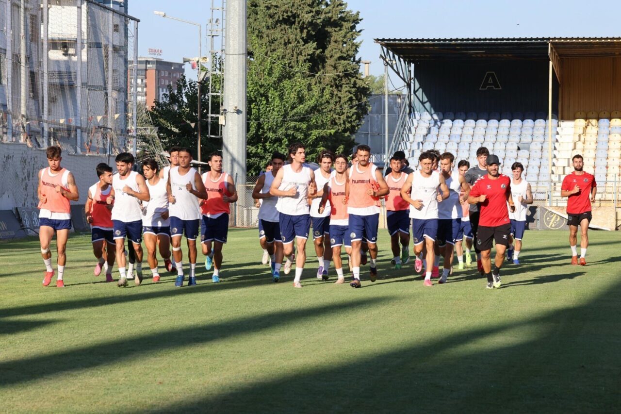 İZMİR, – 2’nci Lig Kırmızı Grup ekiplerinden Menemen Futbol Kulübü’nde