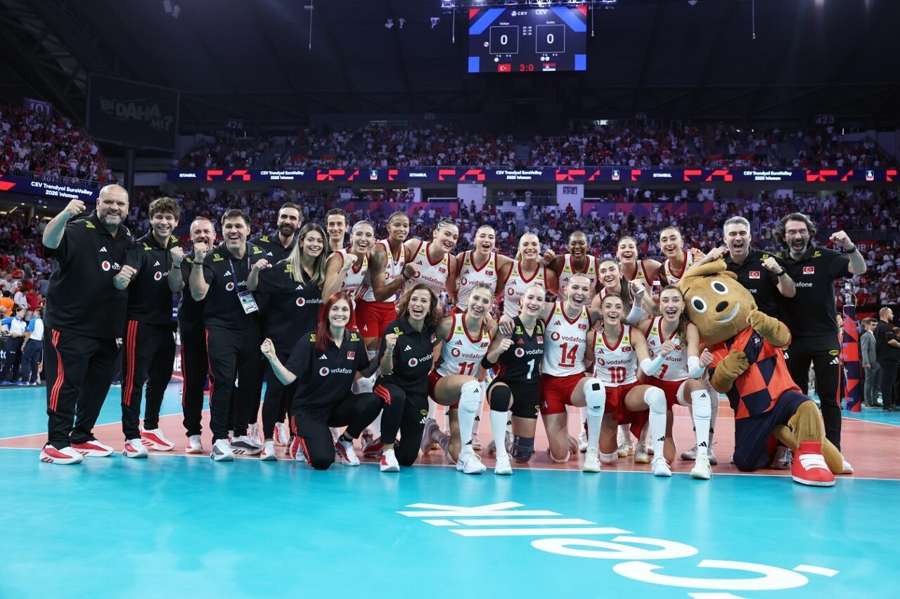 İSTANBUL, – Türkiye – Sırbistan: 3-0 SALON: Sinan Erdem HAKEMLER: