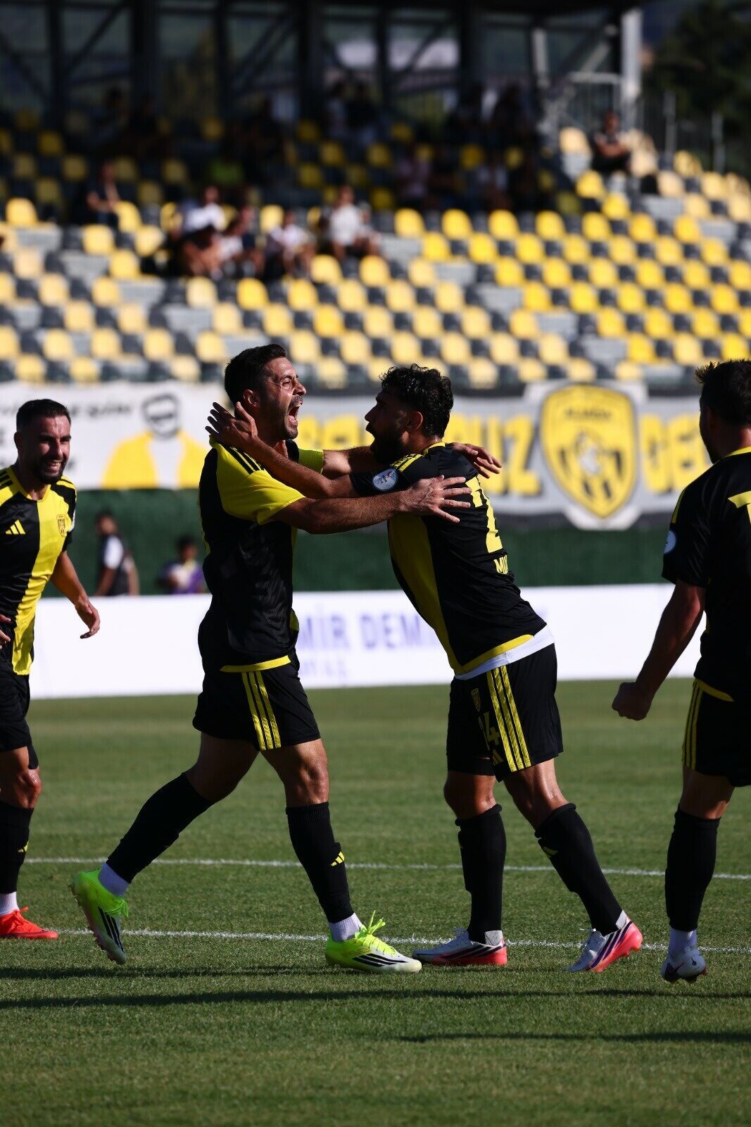 İZMİR, – 2’nci Lig Beyaz Grup’ta sezona deplasmanda Arnavutköy Belediyespor’u