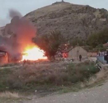 Amasya’da tek katlı ahşap ev yandı Şerife Serap KARA/ AMASYA, – AMASYA’da tek katlı ahşap ev,