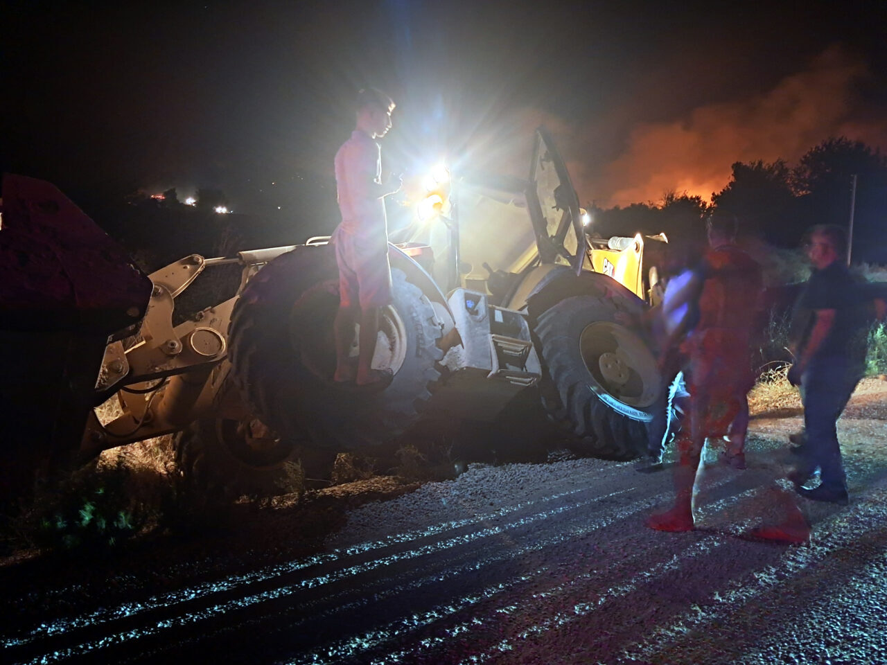 Antalya Serik’te orman yangını: Evler ve seralar yandı (2) İŞ MAKİNESİ DEVRİLDİ Antalya’nın Serik ilçesinde çıkan orman yangının söndürülmesi