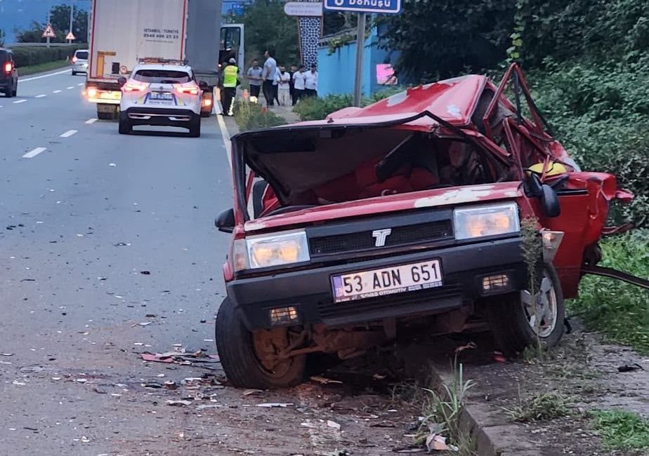 Arıza nedeniyle yol kenarında duran otomobile TIR çarptı; 2 yaralı Mehmet Can PEÇE/ ÇAYELİ(Rize), – RİZE’nin Çayeli ilçesinde, seyir halindeyken