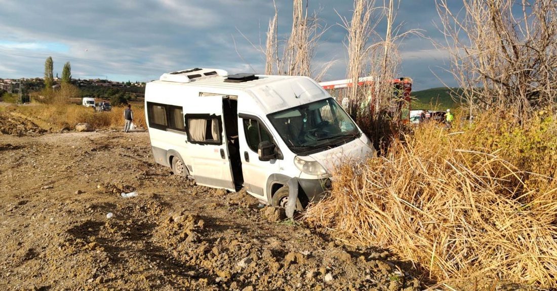 Balıkesir’de işçi servis minibüsü şarampole yuvarlandı; 13 yaralı Alper ÇOBANOĞLU/ SAVAŞTEPE(Balıkesir), – BALIKESİR’in Savaştepe ilçesinde, bir çuval fabrikasında