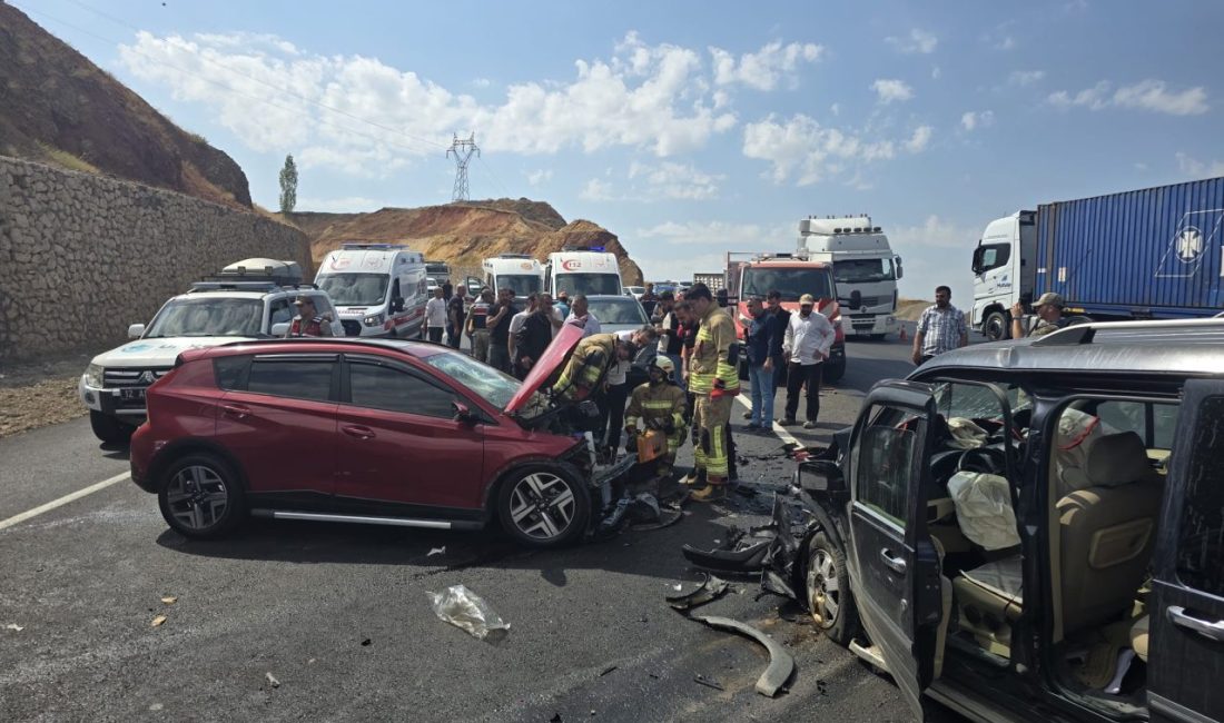 Bingöl’de hafif ticari araç ile otomobil çarpıştı: 6 yaralı Aziz ÖNAL-Ahmet SAYILIR/BİNGÖL, – BİNGÖL’de hafif ticari araç ile otomobilin