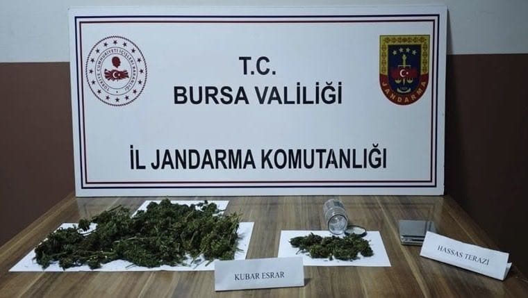 Bursa’da 1 kilo uyuşturucu ele geçirildi Cennet PORSUK/BURSA, – BURSA’nın İnegöl ilçesinde jandarmanın düzenlediği operasyonda 1
