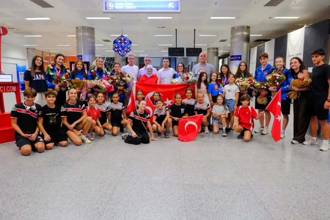 İZMİR, – İSPANYA’da düzenlenen Aerobik Cimnastik Gençler Dünya Şampiyonası’nda 15-17