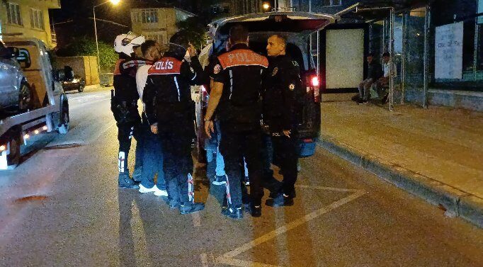 Ehliyetsiz sürücünün aracında 680 uyuşturucu hap ve metamfetamin ele geçirildi Halil Can ÖZEKER/ÇORUM, – ÇORUM’da sivil trafik ekipleri ile motosikletli