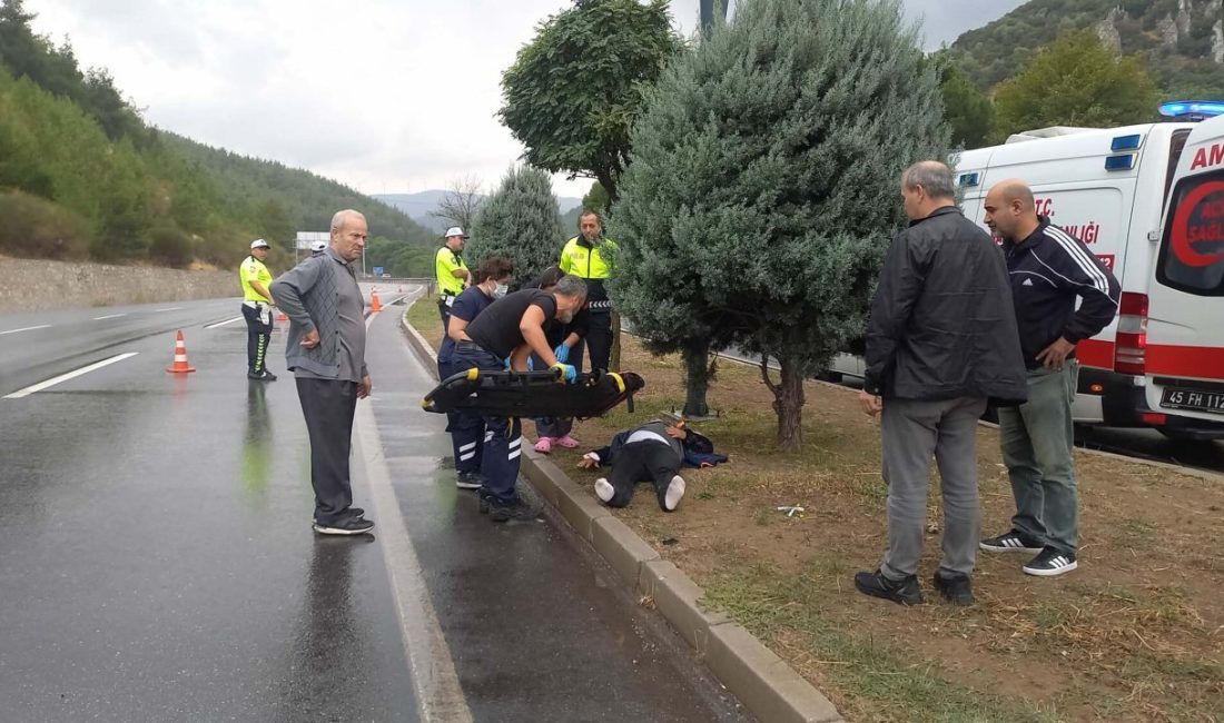 Karayoluna duba yerleştiren görevliye otomobil çarptı Serkan ÖZCAN/ MANİSA, – MANİSA’nın Yunusemre ilçesinde, hasarlı kaza nedeniyle