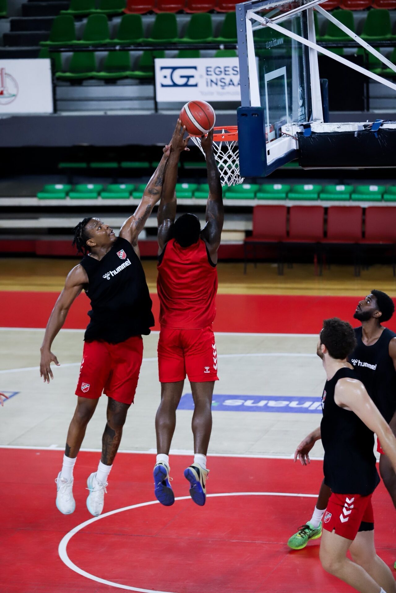 İZMİR, – BASKETBOL Süper Ligi’nde yıllardır kulübün başını ağrıtan en