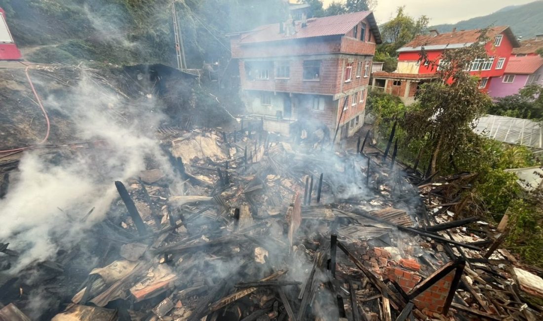 Kastamonu’da 2 katlı ahşap evde yangın Barış İLYASOĞLU/İNEBOLU, (Kastamonu), – KASTAMONU’nun İnebolu ilçesinde çıkan yangında, 2