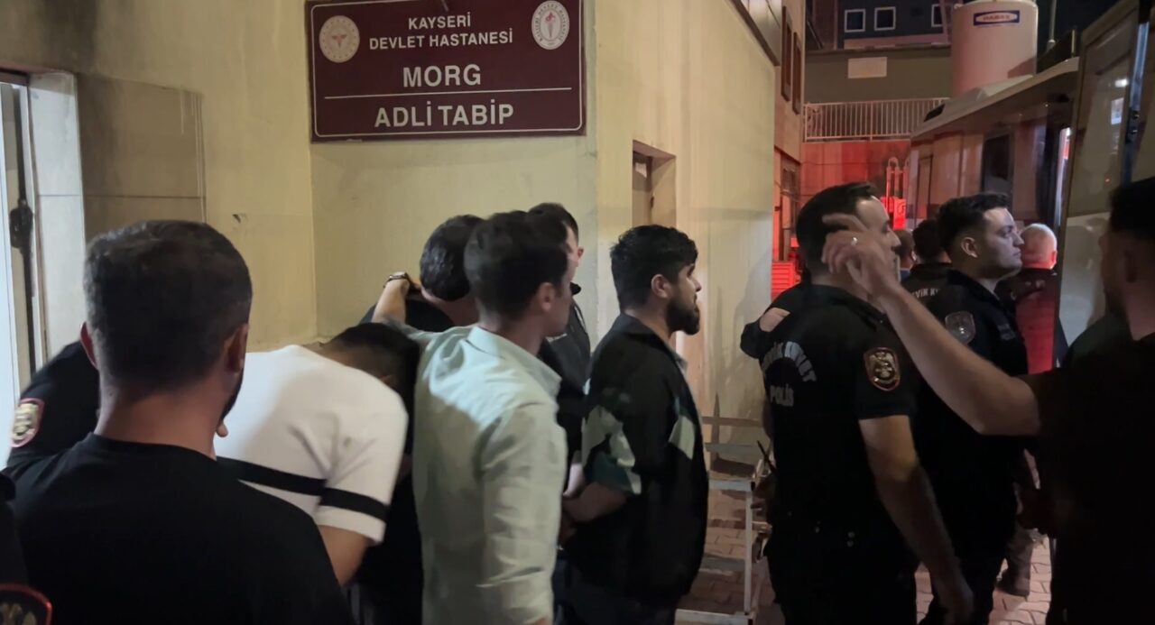Kayseri’deki suç örgütü operasyonunda 16 tutuklama (2) 16 TUTUKLAMA Kayseri’de ‘Şirinler’ olarak bilinen yeni nesil suç örgütüne
