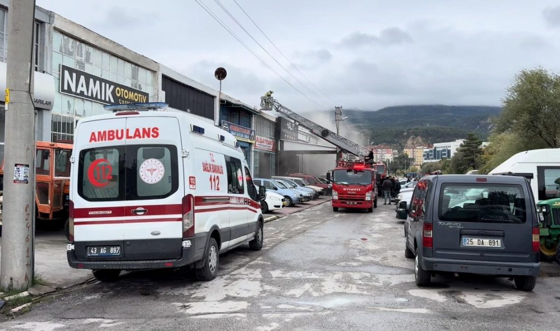 Oğuzhan KILIÇ/KÜTAHYA, – KÜTAHYA’da, oto galerinin çatısında çıkan ve itfaiyeciler
