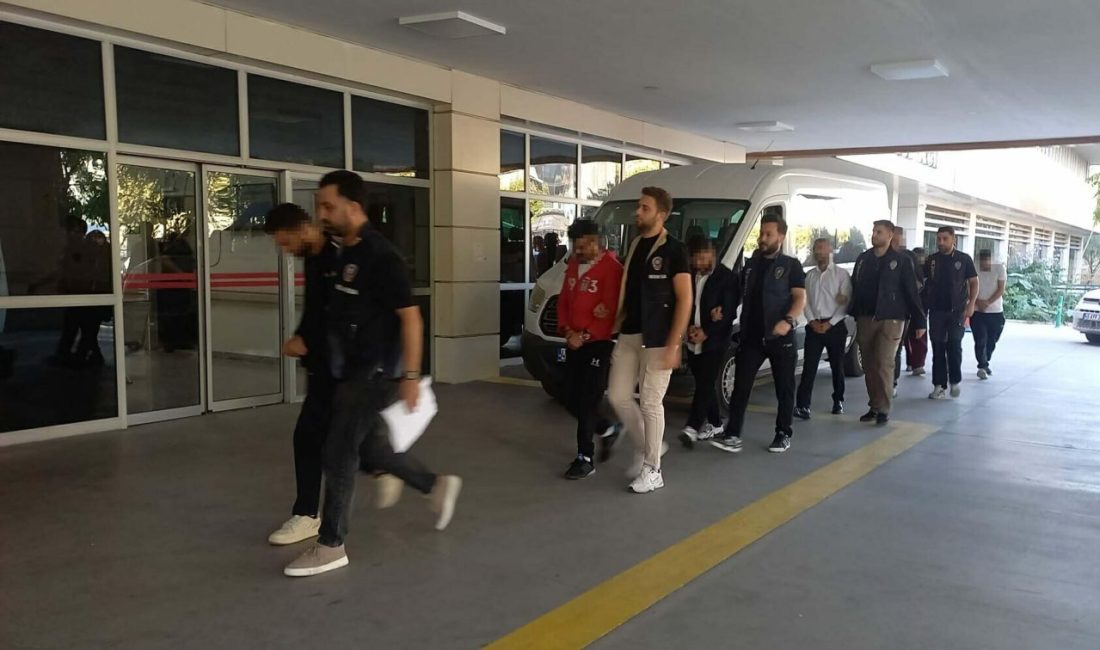 Manisa merkezli 12 ilde yatırım ve fon dolandırıcılığı yapan çeteye operasyon: 20 gözaltı Serkan ÖZCAN/MANİSA, – MANİSA merkezli 12 ilde, ‘yatırım ve fon
