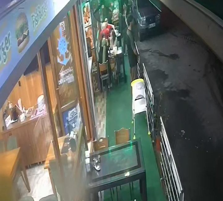 Nefes borusuna yiyecek kaçan müşterisini Heimlich manevrasıyla kurtardı Erhan SARI/HOPA (Artvin), – ARTVİN’in Hopa ilçesinde, yemek yerken nefes