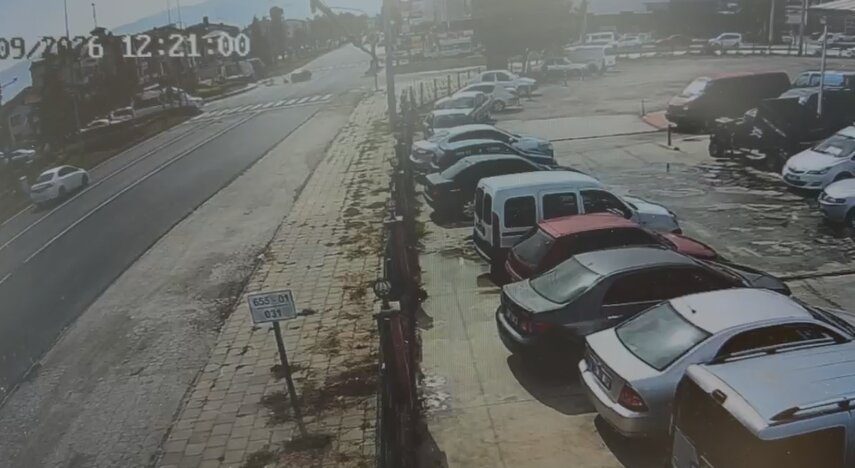 Otomobil ile motosikletin çarpıştığı kaza kamerada Musa KESKİN/DÜZCE, – DÜZCE’de otomobil ile motosikletin çarpıştığı kazada 3