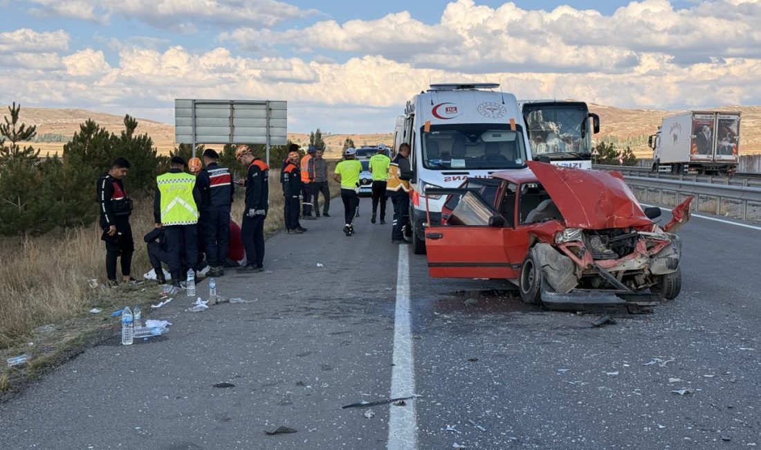 Eraydın AYTEKİN/SİVAS, – SİVAS’ta, otomobilin TIR’a arkadan çarptığı kazada, 2’si