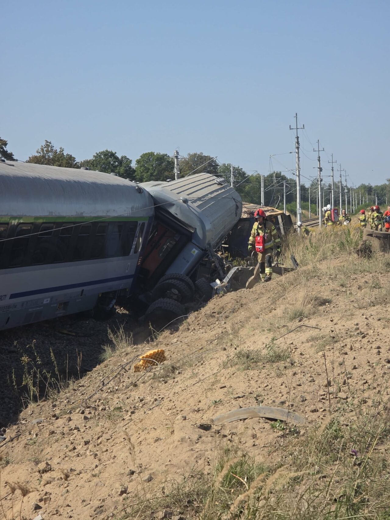 Polonya’da tren kamyonla çarpıştı: 1 ölü, 19 yaralı POLONYA, – POLONYA’nın orta kesimindeki Mazowieckie bölgesinde yaklaşık 120 yolcunun