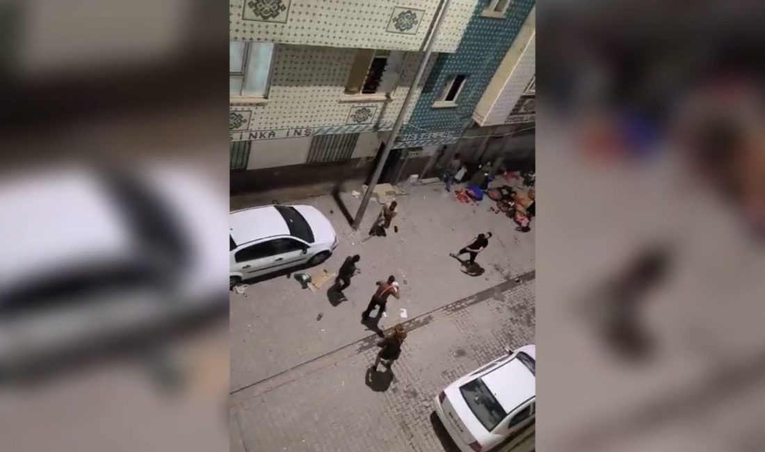 Şanlıurfa’da iki grup arasında taşlı sopalı kavga; 2 yaralı Ali LEYLAK/ŞANLIURFA, – ŞANLIURFA’da aynı sokakta oturan iki grup arasında