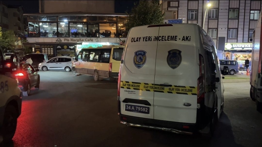 Sultangazi’de, eşiyle telefonda görüştüğünü iddia ettiği kişiyi silahla vurdu Vehbi DEMİR / İSTANBUL, – SULTANGAZİ’de Abdullah K. (44), eşiyle