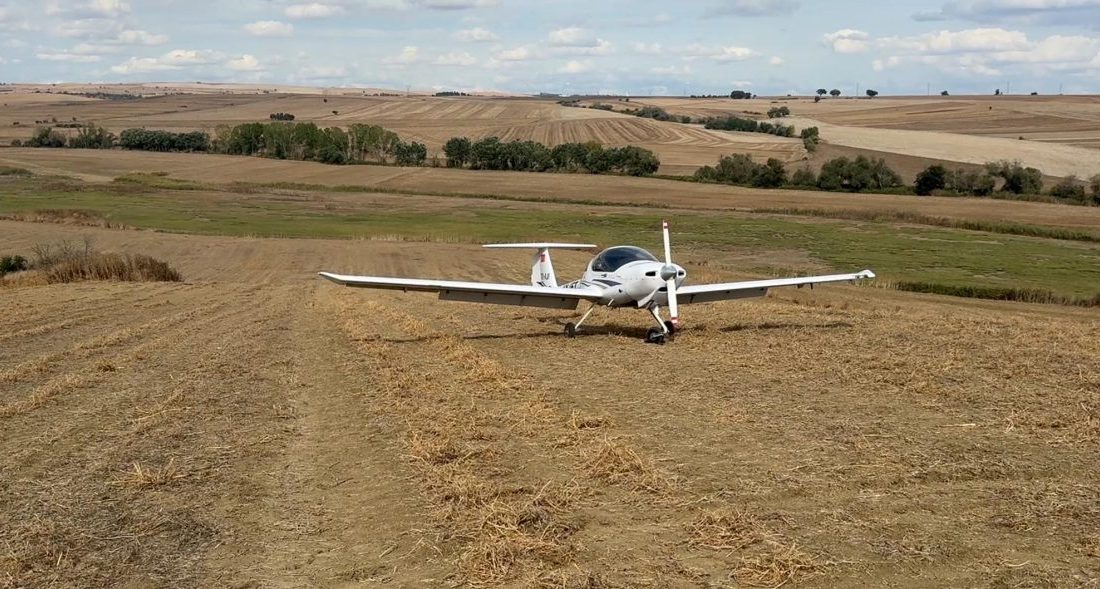 Abdullah YALÇIN/TEKİRDAĞ, – TEKİRDAĞ’da motor arızası yapan eğitim uçağı, tarlaya