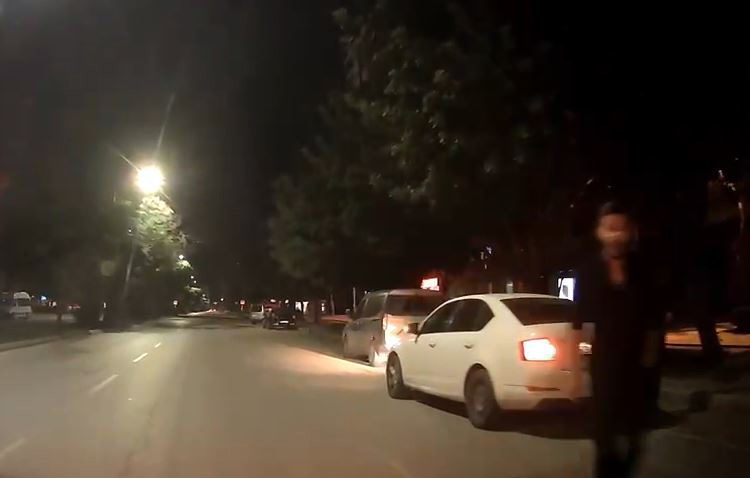 Adana’da selektör tartışmasında sürücünün küfür edip darp girişimi kamerada Yusuf YILDIZ/ADANA, – ADANA’da, kavşakta yanından hızla geçen otomobili selektör