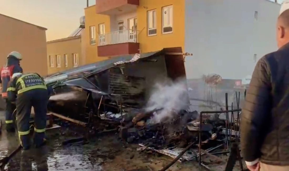 Adıyaman’da evin çatısında yangın Şevket BOZKURT/KAHTA (Adıyaman), – ADIYAMAN’ın Kahta ilçesinde 3 katlı bir