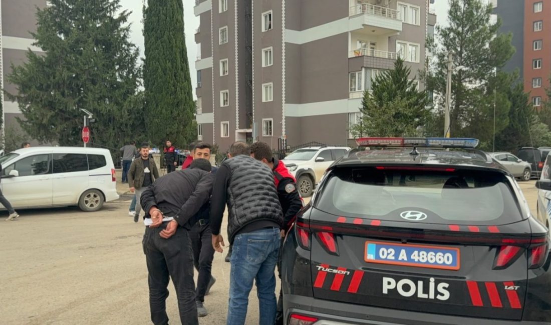 Adıyaman’da site içinde kavga: 1 yaralı 5 gözaltı Sercan SAKAR/ADIYAMAN, – ADIYAMAN’da bir konut sitesinde iki grup arasında