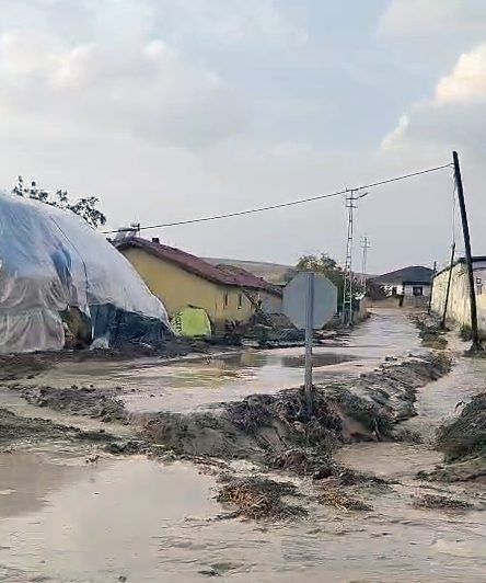 Aksaray’da etkili olan sağanak, su baskınlarına neden oldu Erkan ALTUNTAŞ/AKSARAY, – AKSARAY’ın Bağlıkaya beldesinde etkili olan sağanağın ardından
