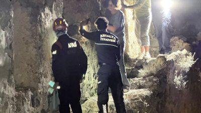 Erkan UYSAL/ALANYA, – ANTALYA’da Alanya Kalesi surlarına mahsur kalan Rus