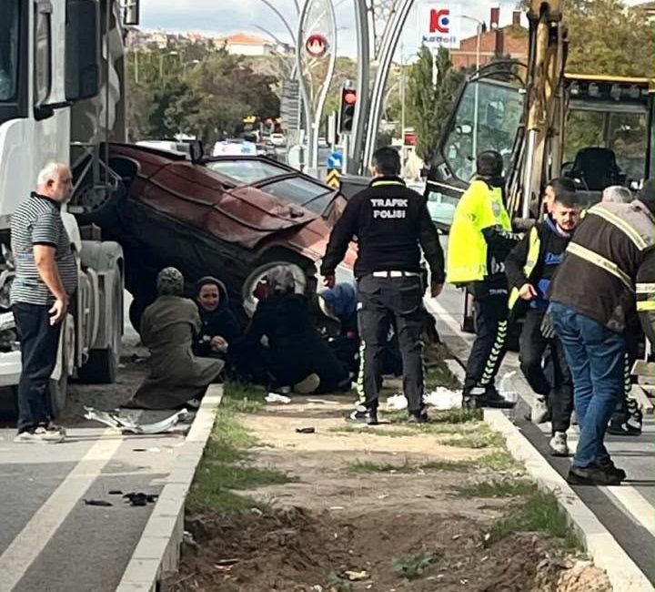 Emre EFE/POLATLI (Ankara), – ANKARA’nın Polatlı ilçesinde 2 aracın çarpıştığı