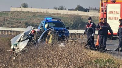 Emre EFE/POLATLI (Ankara), – ANKARA’nın Polatlı ilçesinde iki otomobilin kafa