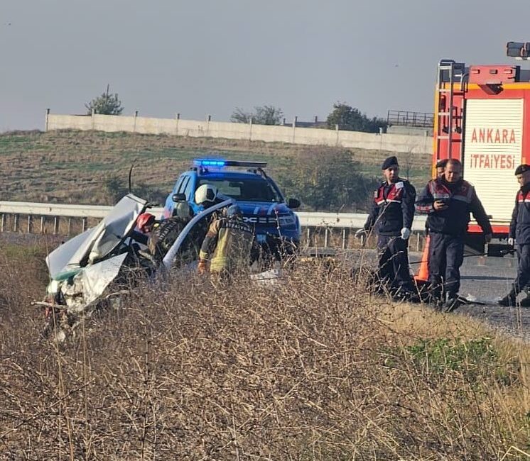 Emre EFE/POLATLI (Ankara), – ANKARA’nın Polatlı ilçesinde iki otomobilin kafa