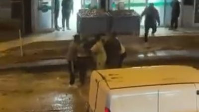 Emre EFE/POLATLI (Ankara), – ANKARA’nın Polatlı ilçesinde kaldırım çalışması yapan
